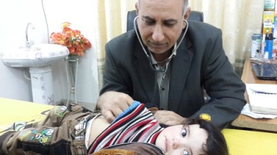 طبيب يعالج المرضى في أحدى المستشفيات الحكومية