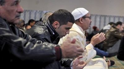 AFP مسلمون في إحدى جوامع فرنسا يؤدون الصلاة 