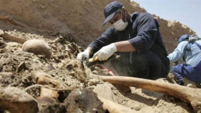 أعلنت الحكومة العراقية اكتشاف قبر جماعي شمال شرقي بغداد يضم 16 جثة لرجال تعرضوا لإطلاق رصاص على الرأس.