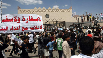 تعرض سيارة تابعة للسفارة الامريكية لإطلاق نار قرب إحدى نقاط التفتيش قرب مقر السفارة بالعاصمة صنعاء