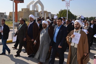 بالصور .. منتسيبي كلية الفقه يحتجون على الرسوم المسيئة لشخص الرسول الكريم(ص)
