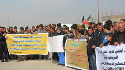 نازحون من تلعفر يتظاهرون في ناحية الحيدرية شمال مدينة النجف للمطالبة بتسليحهم لتحرير ديارهم