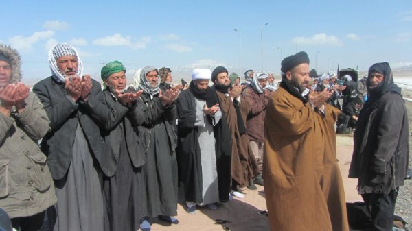 وفد مؤسسة الشعائر برعاية المرجع الديني الكبير آية الله العظمى السيد محمد سعيد الحكيم دام ظله الوارف يبلغ توجيهات سماحته للمتجهين سيراً على الأقدام لزيارة الإمام الرضا (ع) ويقدم لهم الدعم ويسألهم الدعاء للعراق وللمؤمنين