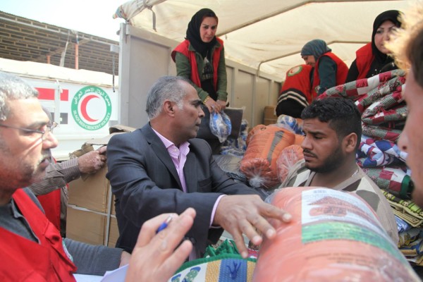 شركة الخطوط الجوية العراقية توزع مواداً إغاثية للنازحين