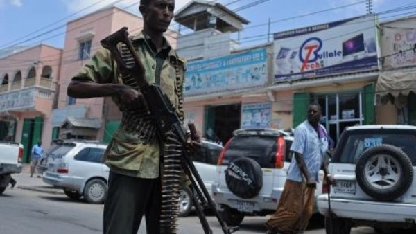 .عنصر من الجيش الفيدرالي الصومالي في أحد شوارع مقديشو في 18 شباط/فبراير 2015 نص فرانس 24 
