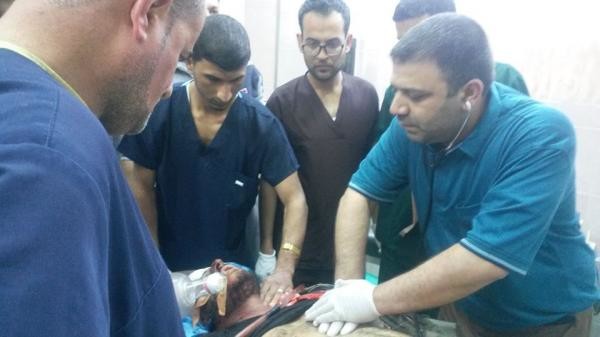 فريق طبي من صحة النجف يقوم باسعاف مصاب من القوات الامنية في احدى مناطق العمليات