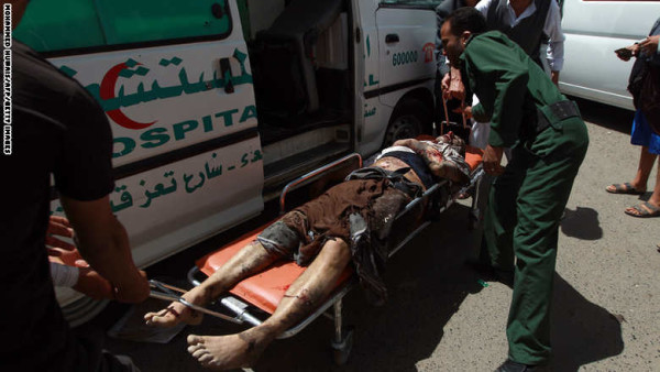 ارتفاع حصيلة مجزرة دموية استهدفت شيعة اليمن إلى 137 شهيدا و357 جريحا- الصورة - (أ ف ب)