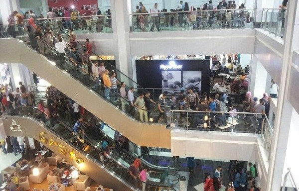 iraq-mall-shoppers-650_416