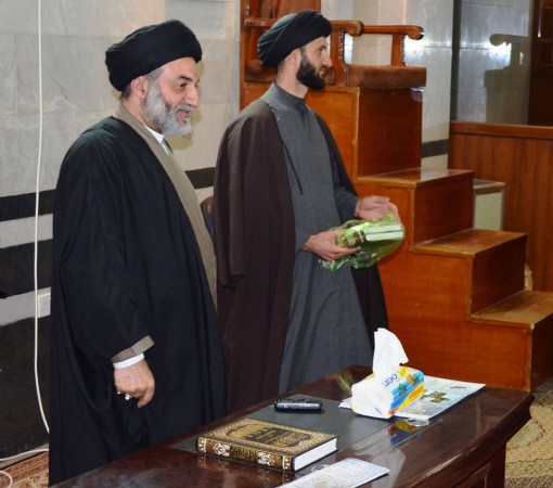 سماحة حجة الاسلام والمسلمين السيد علي الحكيم المشرف العام على المعهد يوزع الهداي التقديرية على المتخرجين من المعهد