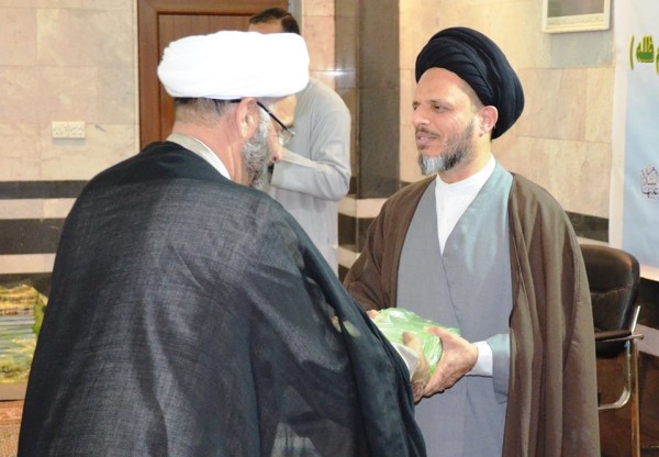 سماحة حجة الاسلام والمسلمين السيد علاء الدين الحكيم دام عزه يوزع الهدايا التقديرية للمتخرجين الجدد من معهد الخطابة والتبليغ الاسلامي