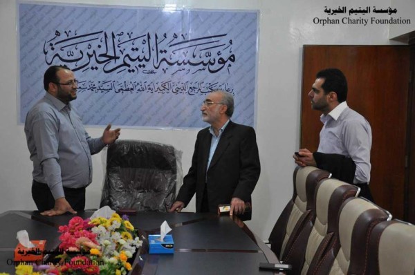 رئيس مؤسسة اليتيم عدي الجراح يقدم شرحا وافيا لضيف المؤسسة الدكتور عماد مشكور 