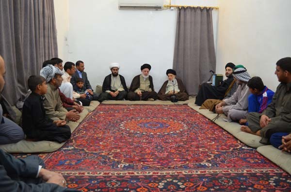 سماحة المرجع الكبير الكبير آية الله العظمى السيد محمد سعيد الحكيم (دام ظله الوارف) خلال استقباله وفد اهالي قضاء القرنة الاعزاء في محافظة البصرة 