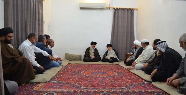 سماحة المرجع الكبير آية الله العظمى السيد محمد سعيد الحكيم (مد ظله) خلال استقباله اهالي الكوت في مكتبه بالنجف الاشرف