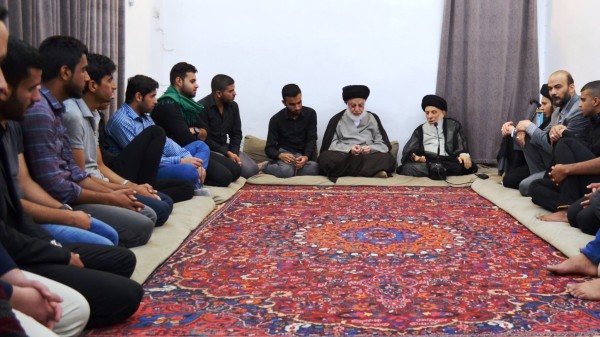 سماحة المرجع الديني الكبير اية الله العظمى السيد محمد سعيد الحكيم (مد ظله) يستقيب مجموعة من طلبة جامعة بغداد في مكتبه في النجف الاشرف 