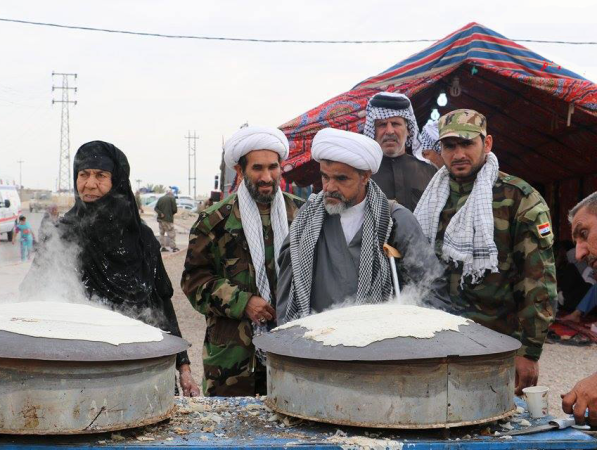 المرأة العراقية التي تركت منزلها في واسط واتجهت صوب تكريت لتصنع الطعام للمقاتلين الابطال