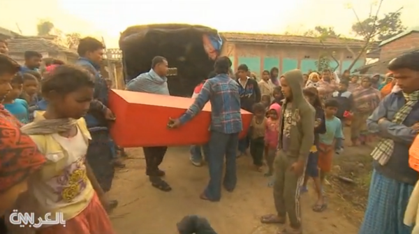 عمال نيباليون يعودون لبلدهم في توابيت من "صحراء الموت" في قطر 