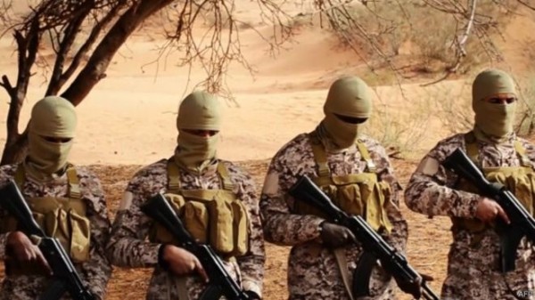 الفيديو يصور مسلحين وهم يقتلون مجموعة من الرجال بالرصاص في منطقة صحراوية