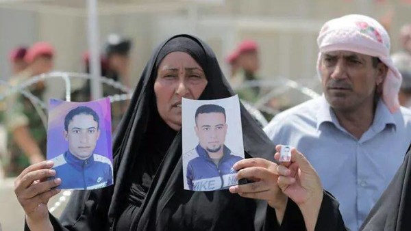 عراقية مفوجة بولدها الذي ذبح في مجزرة سبايكر في حزيران العام الماضي، تتظاهر أمام مجلس النواب العراقي 