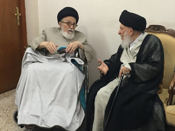 سماحة المرجع الكبير السيد الحكيم دام ظله خلال عيادته للعلامة السيد محمد بحر العلوم رحمه الله تعالى في مرضه الذي توفي به