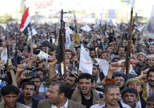 انصار الله من الحوثيين يتظاهرون في صنعاء ضد العدوان الذي يتعرضون له من التحالف السعودي، الصورة من (Reuters Khaled Abdullah Ali Al Mahdi)