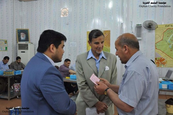 الناشط في حقوق الإنسان الدكتور صاحب الحكيم يزور مؤسسة اليتيم الخيرية في النجف الاشرف