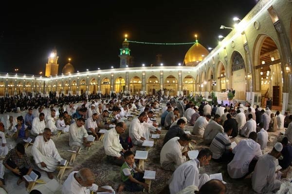المسلمون الشيعة يحيون لياليهم في مسجد الكوفة بتلاوة القرآن (أرشيف)