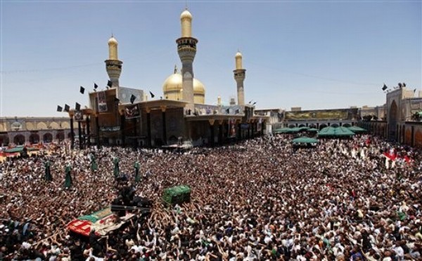 Shiite pilgrims gather at the Imam Moussa al-Kadhim shrine in Baghdad, Iraq, Tuesday, June 28, 2011. Hundreds of thousands of Shiite Muslim pilgrims are flocking to a Baghdad shrine to observe the death of a revered eighth century saint, snarling traffic and sending security forces to the streets to protect the worshippers. (AP Photo / Hadi Mizban)
