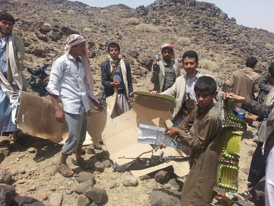 أفراد من القبائل اليمنية يحملون حطام الطائرة المغربية(إف 16) التي أسقطوها على أراضيهم