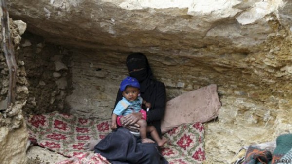 امرأة تقيم في كهف بعد فرارها من القصف على صعدة
