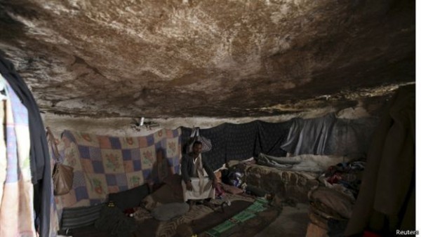 رجل يقيم في أحد الكهوف بعد فراره من صعدة 