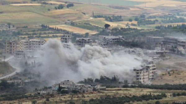 سحب الدخان تتعالى من مستشفى جسر الشغور خلال المعارك بين المسلحين السوريين والجيش السوري 