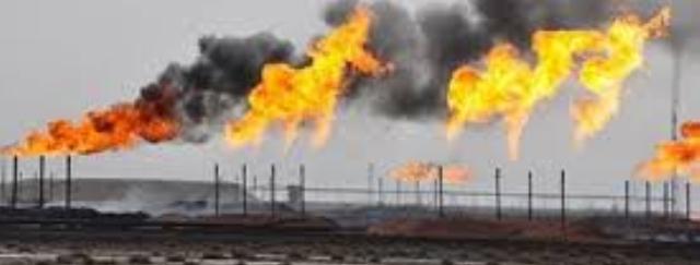 استخراج النفط يصاحبه انبعاث غازات ملوثة وأضرار بيئية