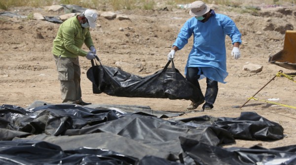 جمع جثث لأشخاص أعدمهم داعش في العراق AFP