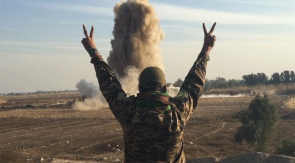 مقاتل في الحشد الشعبي يلوح بعلامة النصر - (شفق نيوز)