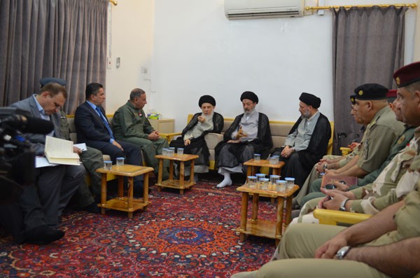 سماحة المرجع الديني الكبير السيد الحكيم دام ظله خلال لقائه بوزير الدفاع عبد القادرر العييدي