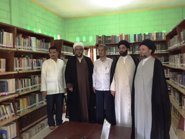 مثل سماحة المرجع الكبير السيد الحكيم خلال اللقاء الذي حرى مع رئيس جامعة مدينة العلم دار العلم السيد محمد مهدي العدريس 