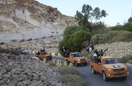 مسلحون ينتمون لتنظيم الدولة الاسلامية على طريق في درنة بليبيا يوم الثالث من اكتوبر تشرين الاول 2014. تصوير: رويترز.