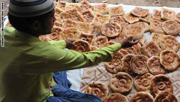 Indian Muslim bakers prepare a version o