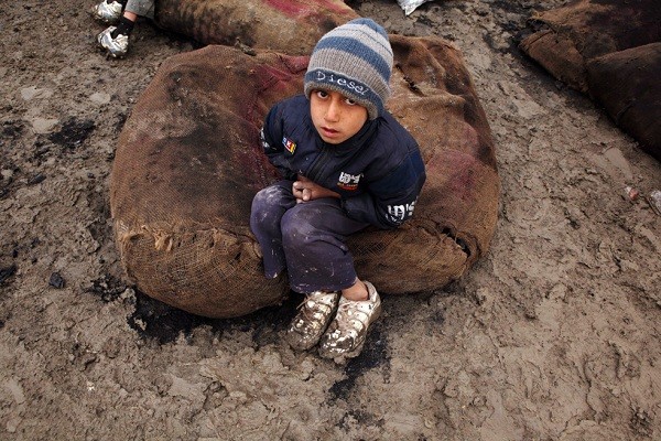 طفل أفغاني نازح بانتظار الحصول على معونات