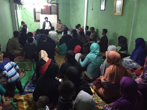 وف مكتب المرجع الكبير السيد الحكيم يلتقي المؤمنين الشيعة في حسينية الحر الرياحي في اندونيسيا