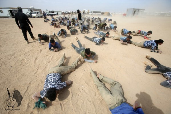  تدريب متطوعين على القتال والسلاح في الشعيبة بالبصرة