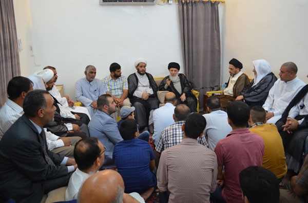 المرجع الكبير السيد الحكيم دام ظله الوارف يستقبل وفد أسرة آل الطريحي النجفية 