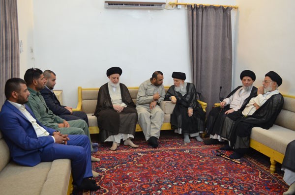 سماحة المرجع الكبير آية الله العظمى السيد الحكيم خلال استقباله الناطق الرسمي للحشد الشعبي النائب احمد الاسدي