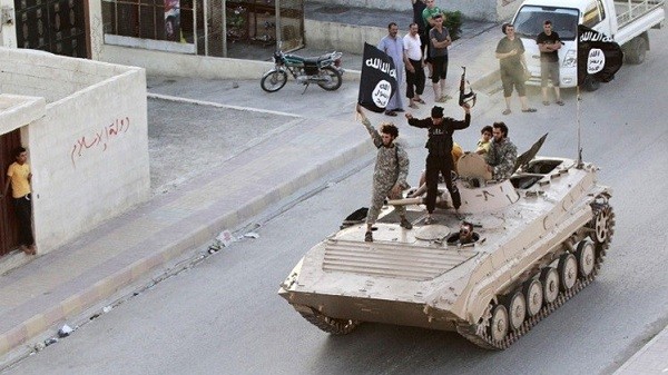 Reuters مسلحو "داعش" في الرقة 