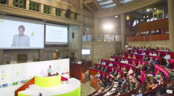 وزيرة البيئة والطاقة والتنمية المستدامة الفرنسية سيغولين رويال أثناء إلقاء كلمتها في القمة بباريس أمس (أ.ف.ب) 