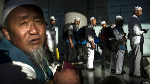 مسلمون من أقلية هوي المسلمة ينتظرون دورهم للسفر إلى السعودية لأداء فريضة الحج في مطار بكين