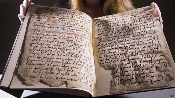 كتب النص بخط حجازي، وهو من الخطوط العربية الأولى، وهو ما يجعل الوثيقة واحدة من أقدم نسخ القرآن في العالم 