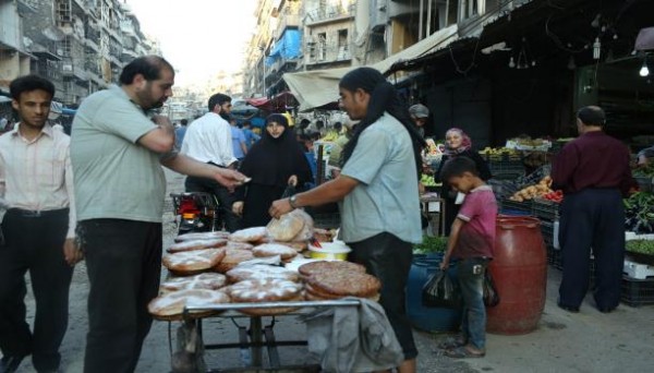 غياب العديد من السلع الغذائية عن المائدة (الأناضول)