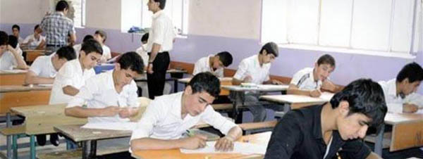 طلاب يؤدون الامتحانات النهائية