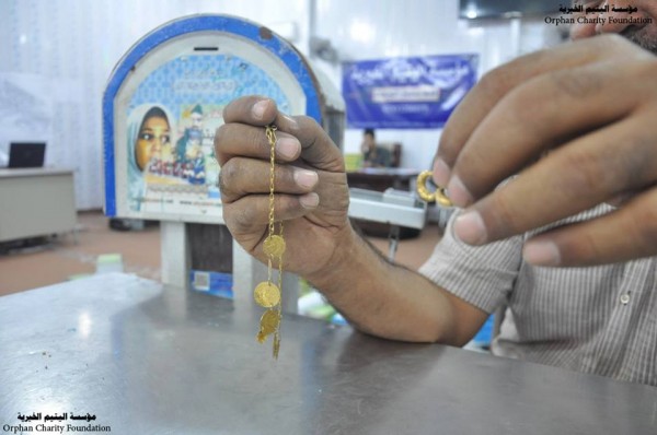 حلي ذهبية في أحد صناديق التبرعات في مؤسسة اليتيم الخيرية